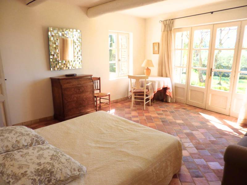Vivez tout le charme de la Provence dans cette villa en pierres avec piscine à louer proche du village de Gordes.