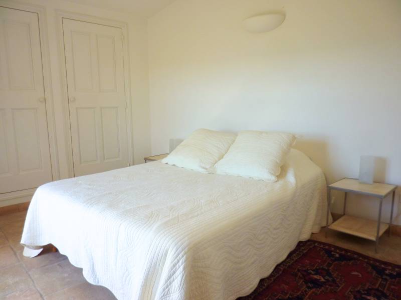 Vivez tout le charme de la Provence dans cette villa en pierres avec piscine à louer proche du village de Gordes.