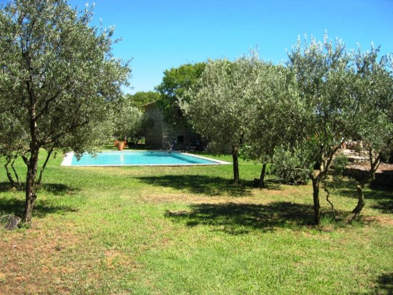 Vivez tout le charme de la Provence dans cette villa en pierres avec piscine à louer proche du village de Gordes.