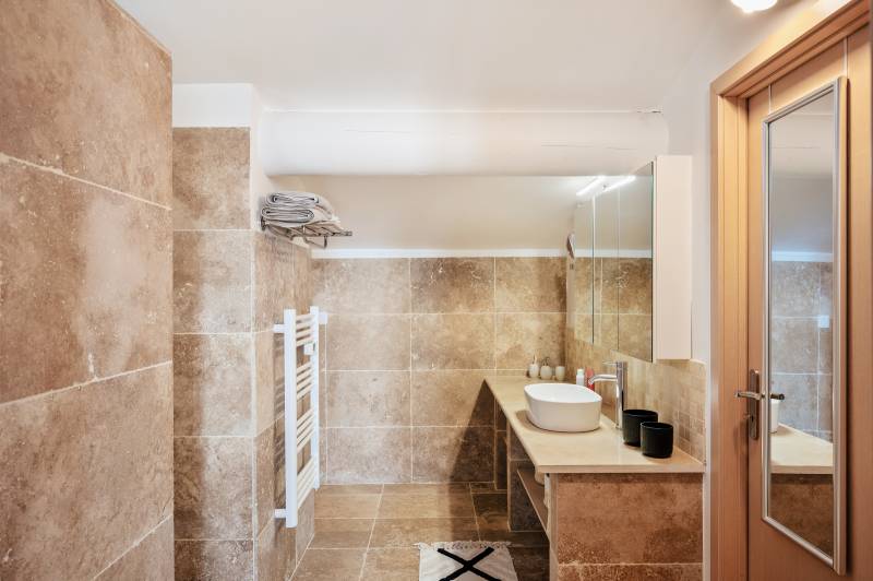 Grande Bastide avec gites et piscine sur les hauteurs de Saint Saturnin les Apt, village à pied.