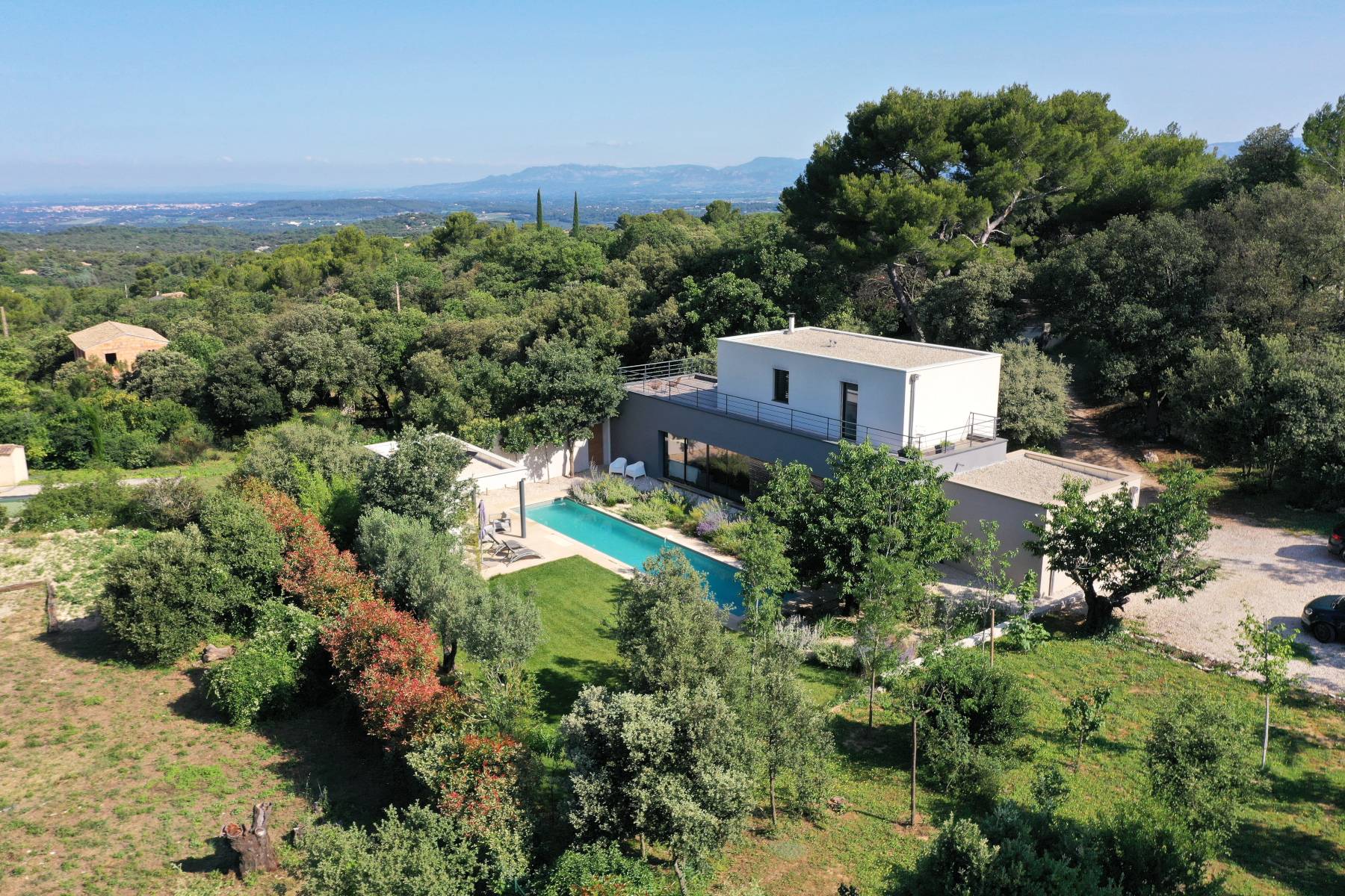 Location maison d’architecte ouverte sur la nature environnante avec vue   