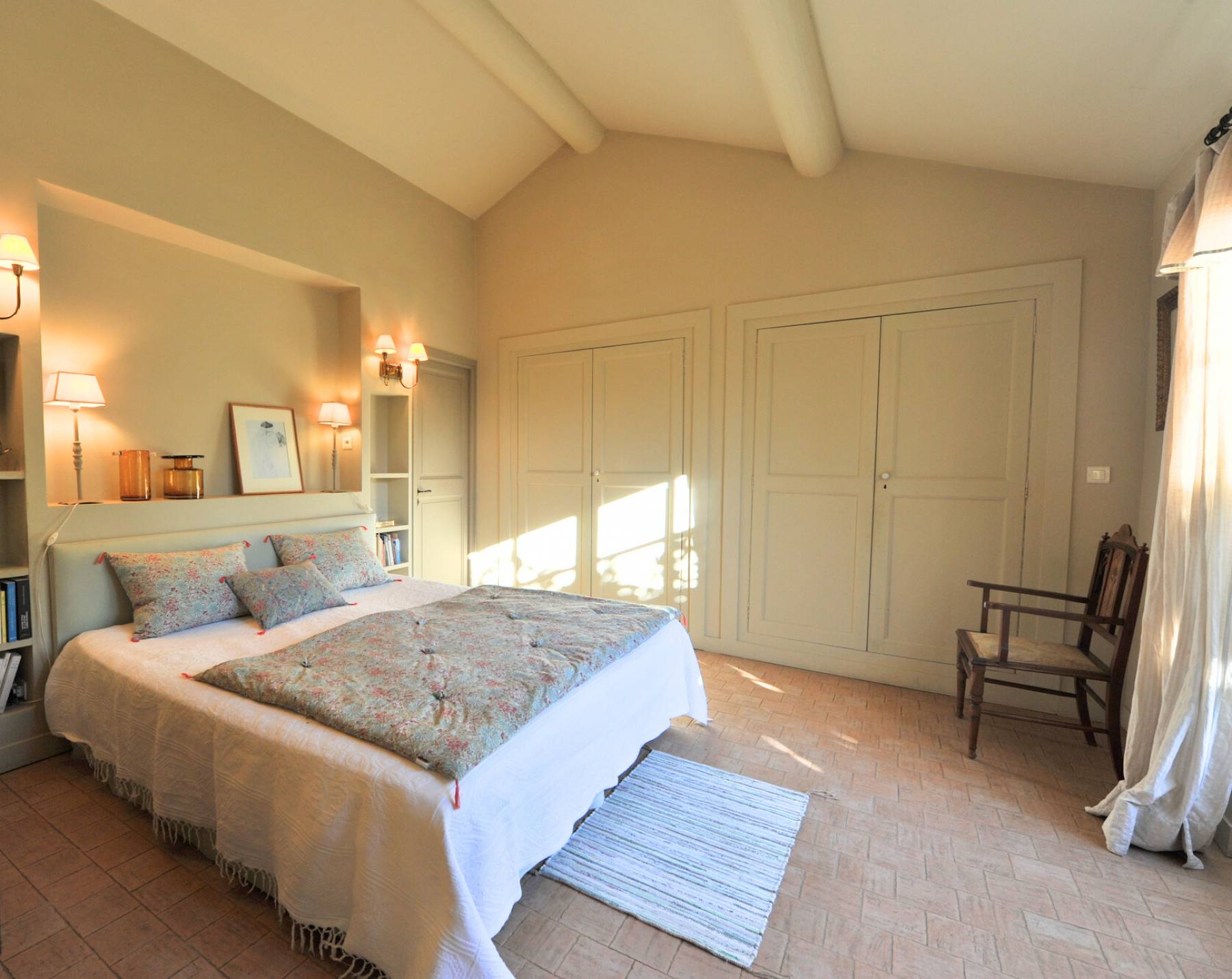 Location de vacances au cœur du village de Cabrières d’Avignon, authentique Mas Provençal avec piscine et parking privatif.