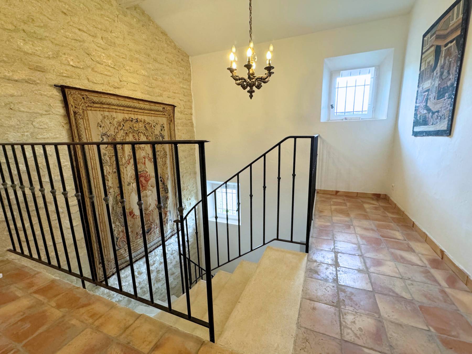 Location superbe Mas dans un hameau au pied de Gordes avec piscine, jacuzzi et jardin à la Française   