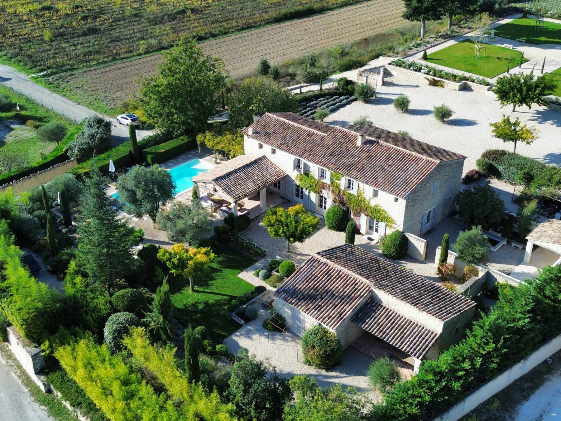 Location superbe Mas dans un hameau au pied de Gordes avec piscine, jacuzzi et jardin à la Française   