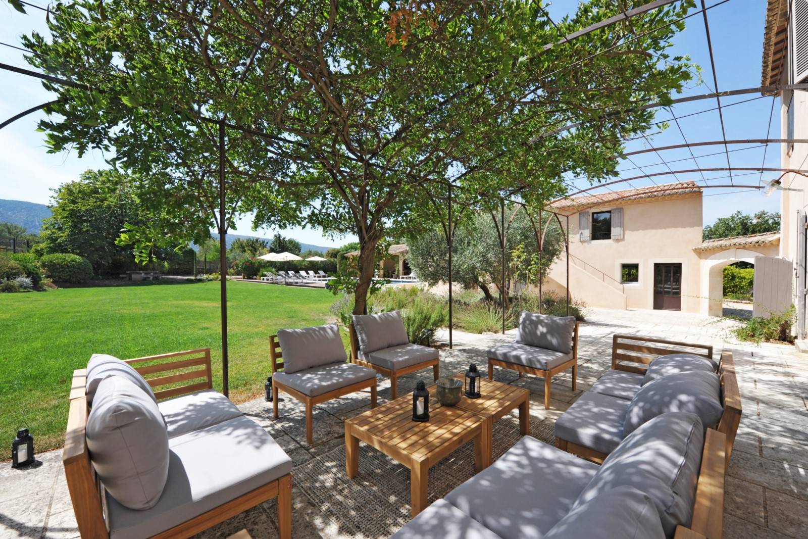 Location à deux pas du centre du village de Ménerbes, propriété d'exception face au Luberon   