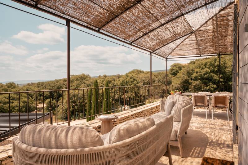 Grande Bastide avec gites et piscine sur les hauteurs de Saint Saturnin les Apt, village à pied.