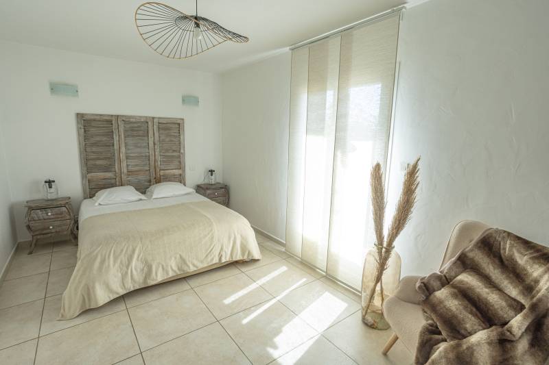 Pour vos vacances en Luberon, villa Provençale de cinq chambres avec piscine, jacuzzi et ping-pong pour 13 personnes.