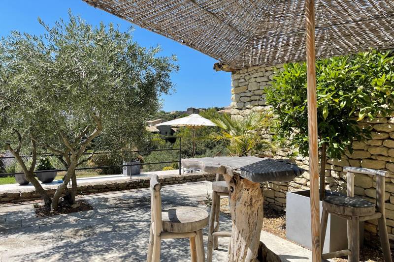 Charmante maison en pierres avec l'une des vues les plus époustouflante de Gordes, accès au village à pied.
