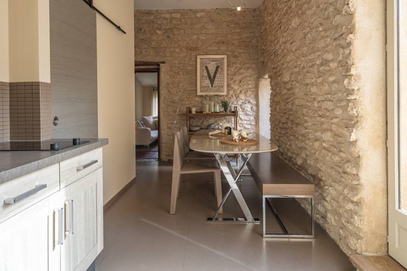 À louer proche de Gordes, superbe Hameau rénové de huit chambres avec piscine, orangeraie et vue sur le Luberon.