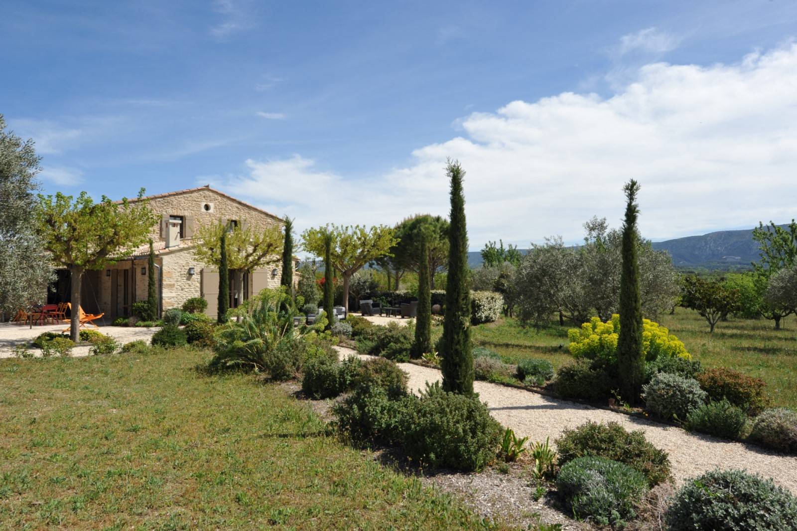 Maison en pierres proche de Gordes à la location