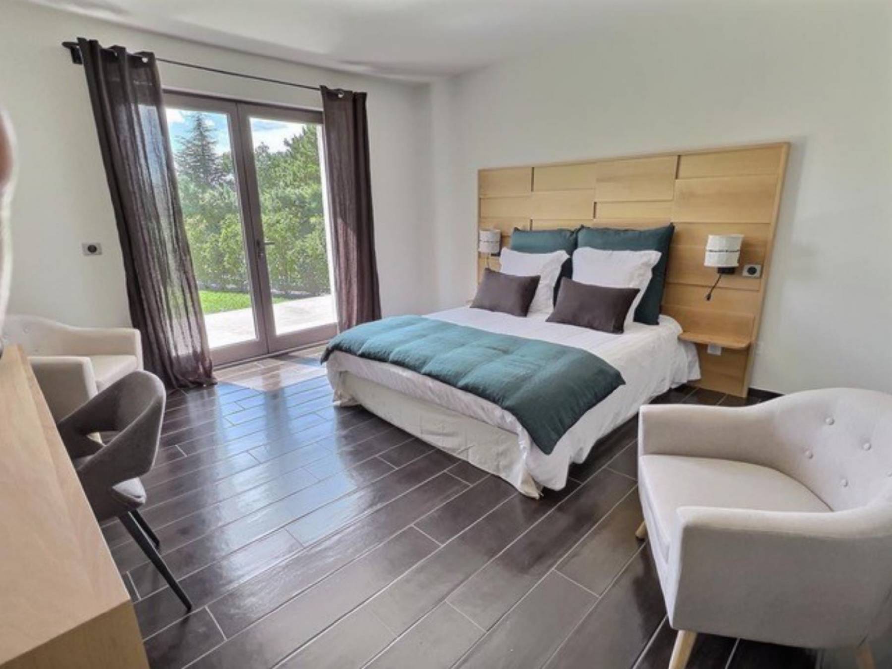 Location villa contemporaine avec piscine chauffée et pool-house    