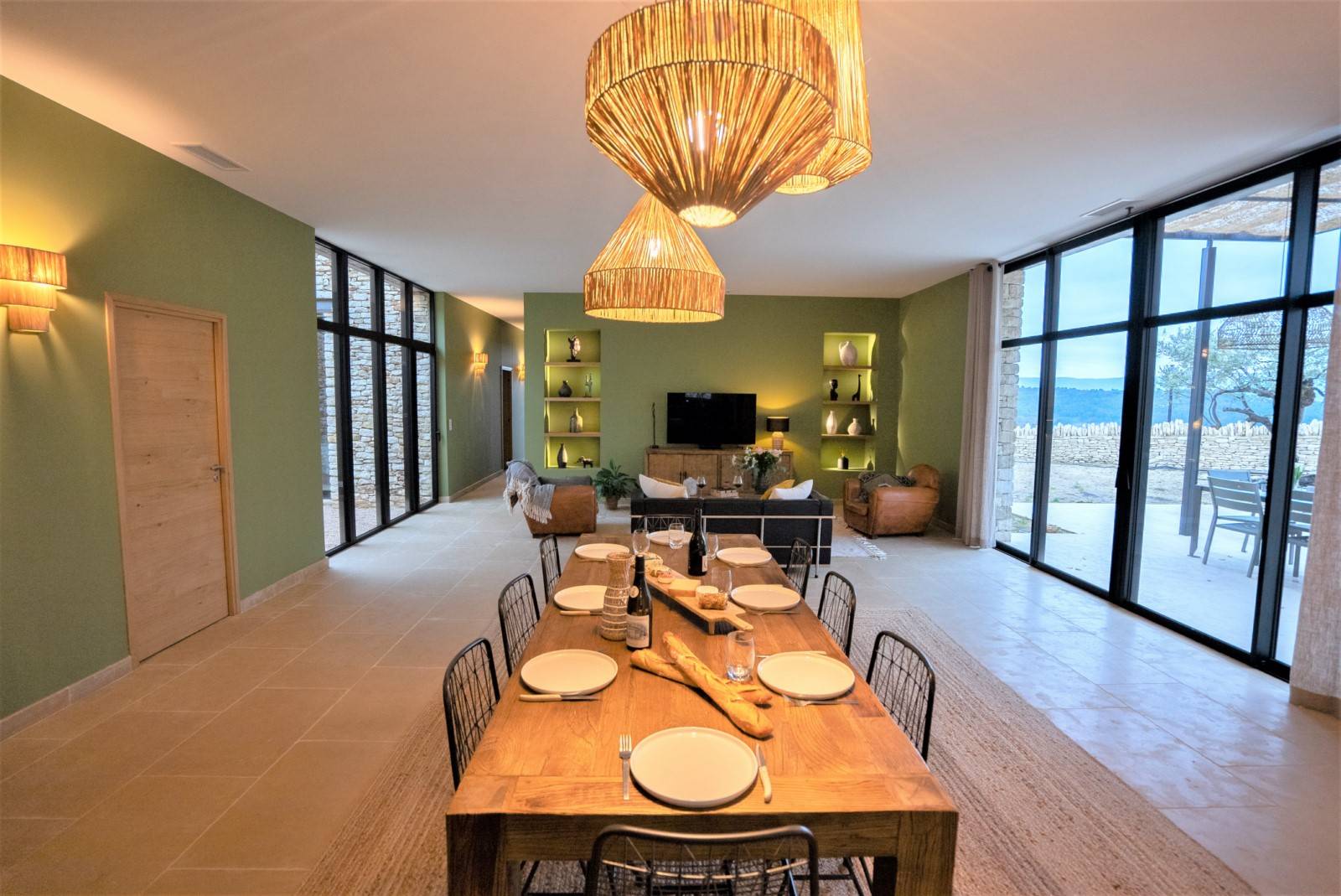 Location belle propriété de plain-pied située à Gordes avec jardin paysager, piscine chauffée et vue sur le Luberon   