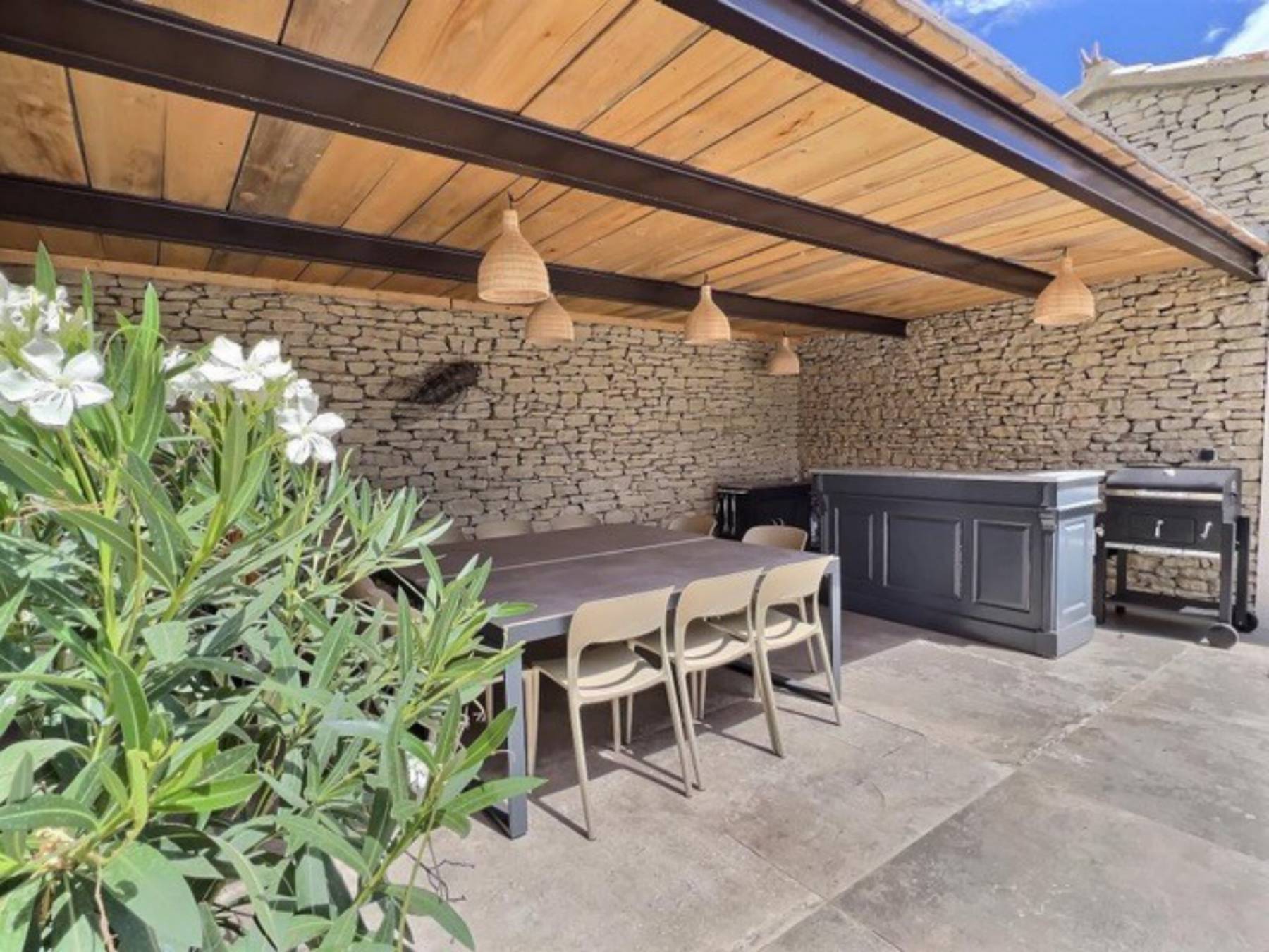 Location villa contemporaine avec piscine chauffée et pool-house    