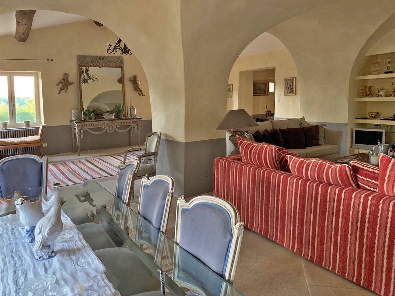 Ménerbes : Maison en pierre avec dépendances et piscine chauffée   