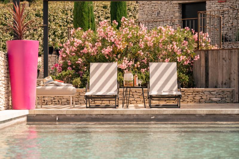 Grande Bastide avec gites et piscine sur les hauteurs de Saint Saturnin les Apt, village à pied.