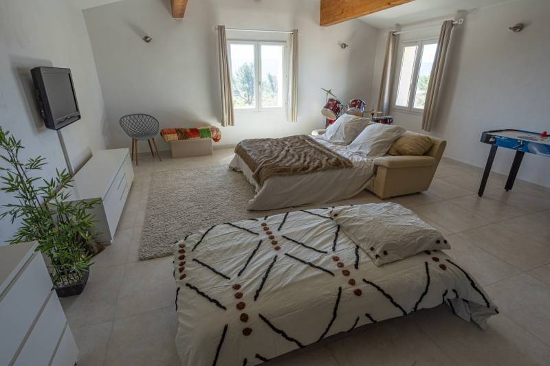 Pour vos vacances en Luberon, villa Provençale de cinq chambres avec piscine, jacuzzi et ping-pong pour 13 personnes.