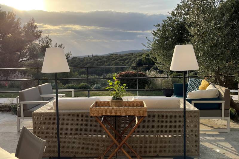 Charmante maison en pierres avec l'une des vues les plus époustouflante de Gordes, accès au village à pied.