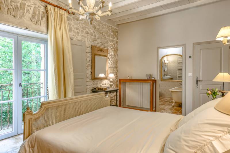 À louer proche de l’Isle sur la Sorgue, Mas superbement rénové avec prestations haut de gamme, 11 chambres, piscine et en bord de Sorgue.