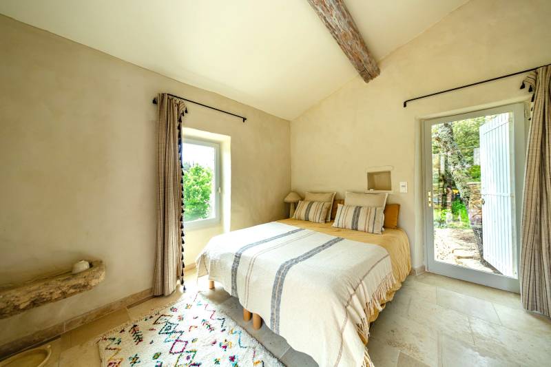 À louer à quelques minutes à pied du centre de Gordes maison en pierre de cinq chambres avec Bastidon, piscine et vue.
