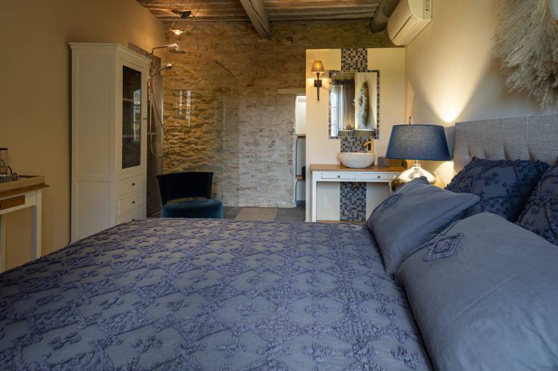 À louer proche de Gordes, superbe Hameau rénové de huit chambres avec piscine, orangeraie et vue sur le Luberon.