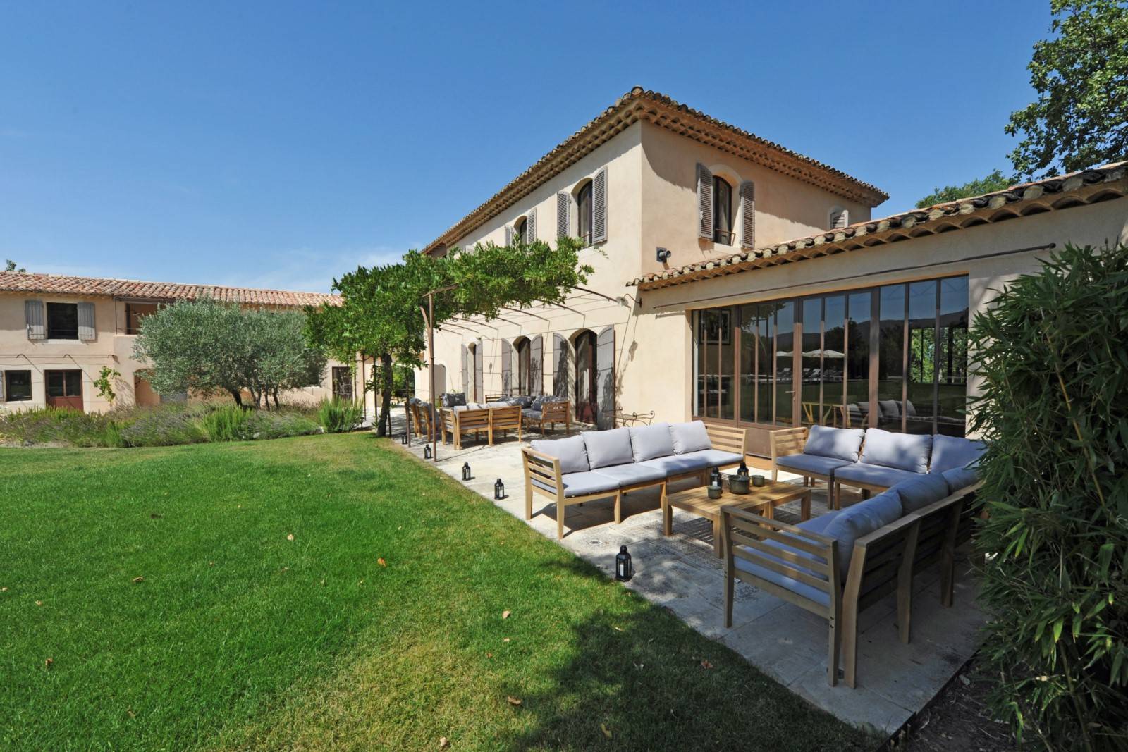 Location à deux pas du centre du village de Ménerbes, propriété d'exception face au Luberon   