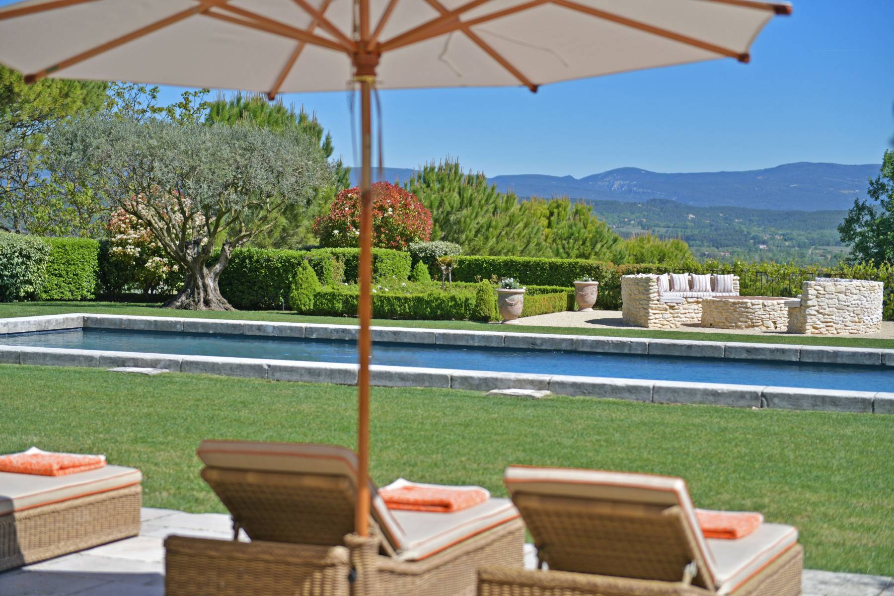 Propriété d'exception et confidentielle à louer entre Gordes et le Luberon avec prestations très haut de gamme pour votre séjour.