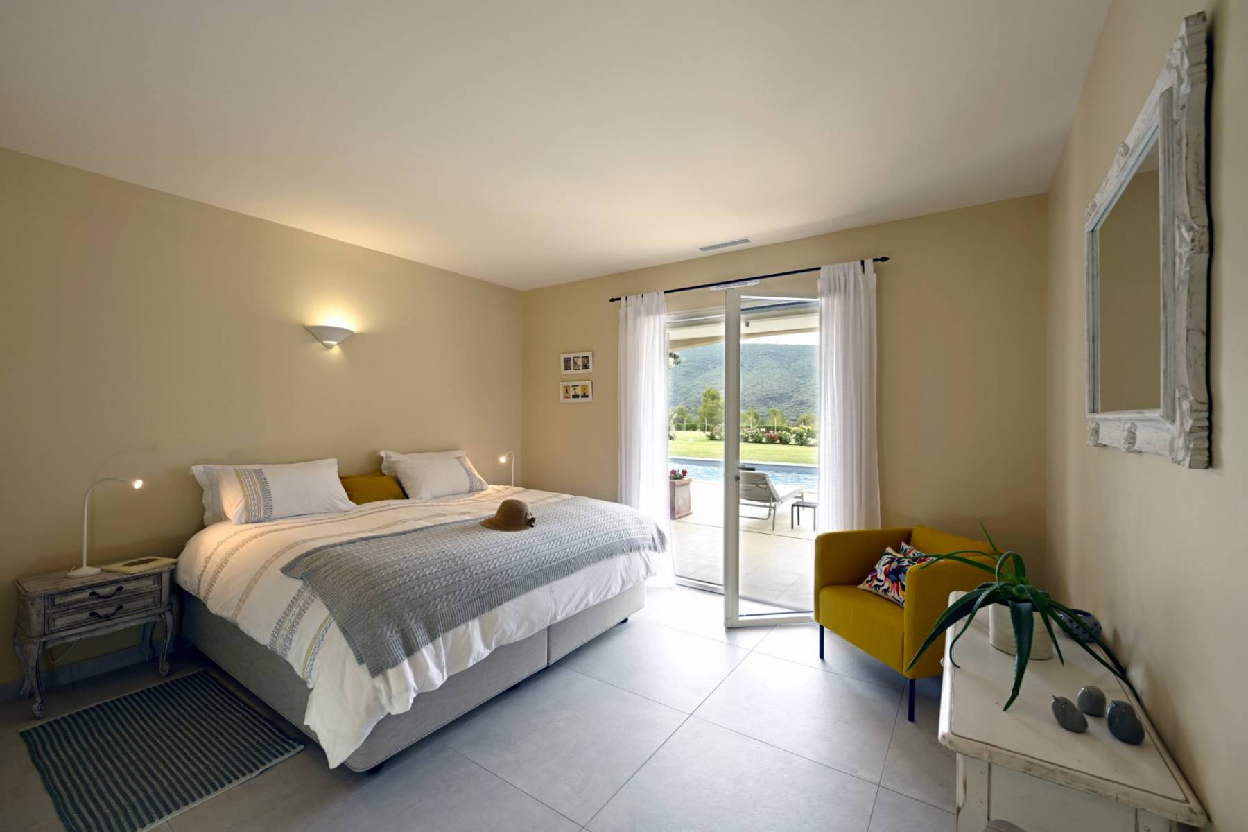 Location Ménerbes : propriété contemporaine en position dominante face au Luberon   