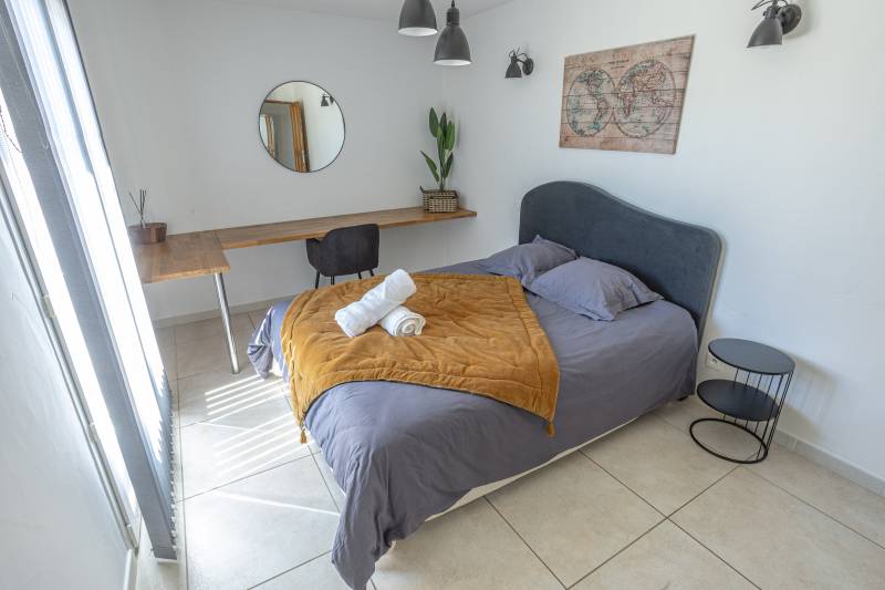 Pour vos vacances en Luberon, villa Provençale de cinq chambres avec piscine, jacuzzi et ping-pong pour 13 personnes.