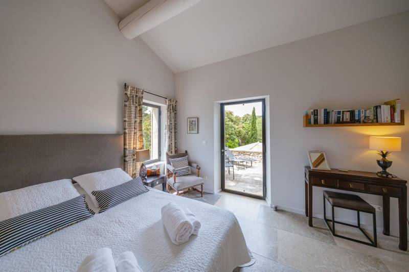 À louer à Gordes, maison de caractère en position dominante avec vue imprenable sur la vallée du Luberon, village à pied.