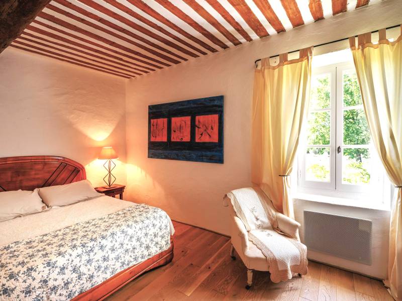 À louer au pied de Gordes, superbe Mas rénové dans un environnement très calme avec piscine, cuisine d’été et terrain de tennis.