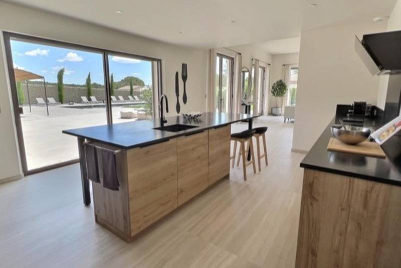 Location villa contemporaine avec piscine chauffée et pool-house    
