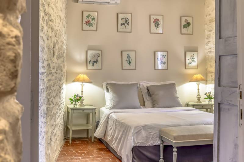 À louer proche de l’Isle sur la Sorgue, Mas superbement rénové avec prestations haut de gamme, 11 chambres, piscine et en bord de Sorgue.