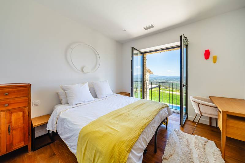 À quelques minutes à pied du cœur de Gordes, maison contemporaine à louer avec une vue époustouflante sur la vallée du Luberon.
