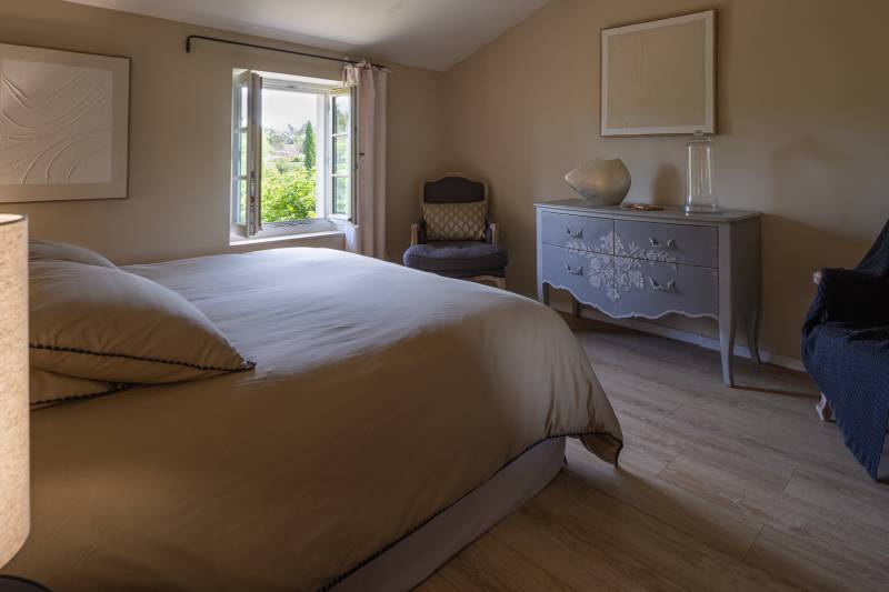 À louer proche de Gordes, superbe Hameau rénové de huit chambres avec piscine, orangeraie et vue sur le Luberon.