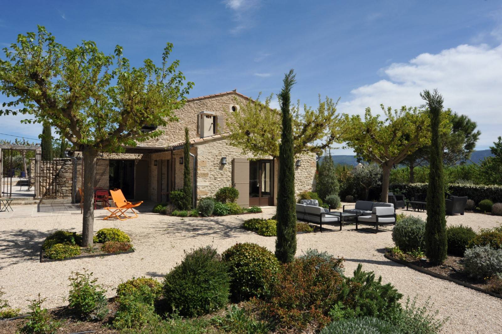 Maison en pierres proche de Gordes à louer