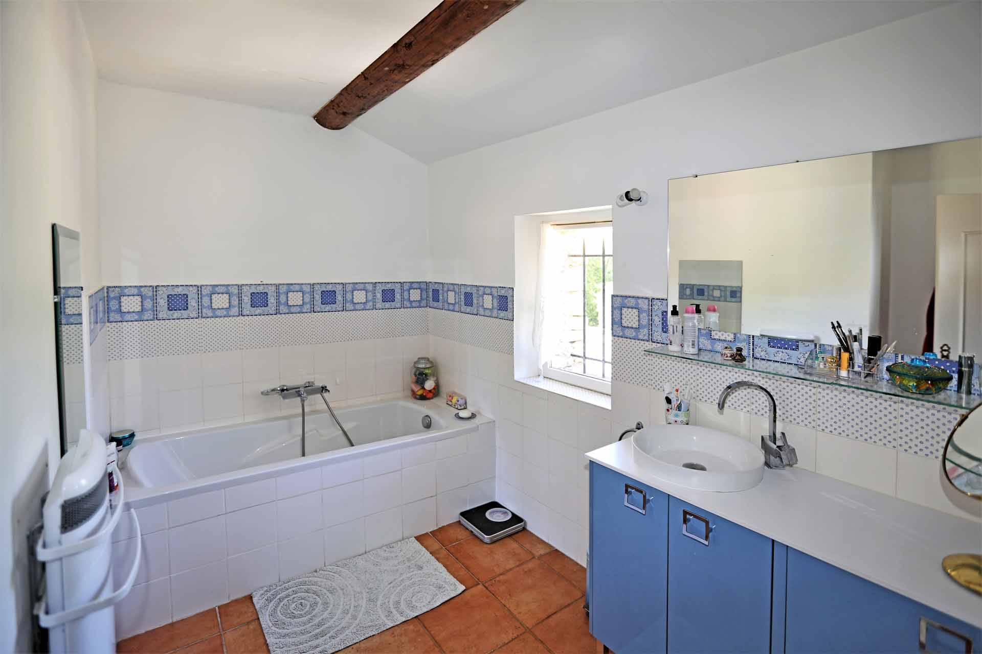 Maison avec jardin et piscine au cœur du village de Gordes   
