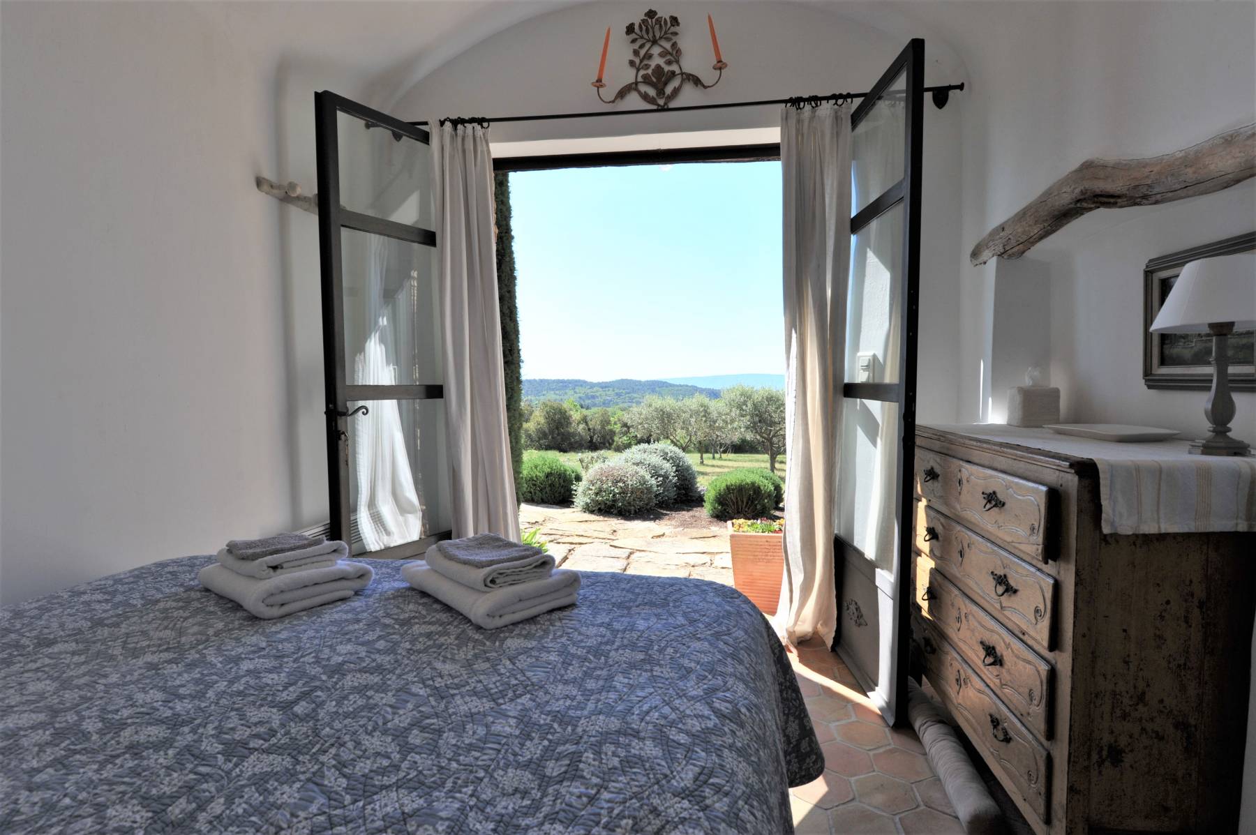 Location au cœur du Luberon, authentique Mas Provençal entouré de lavandes et oliviers    