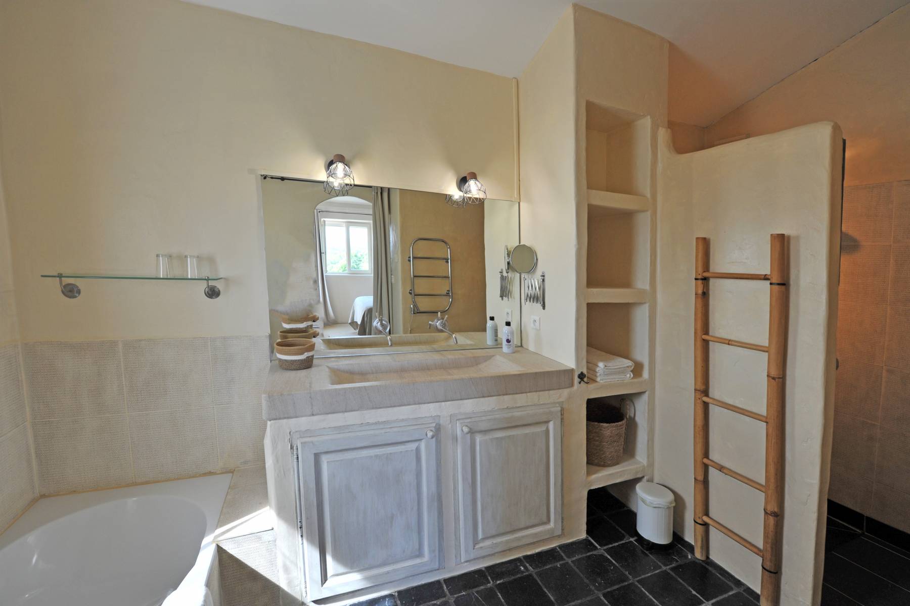 Location belle maison de vacances avec grande piscine et studio indépendant à Gordes    