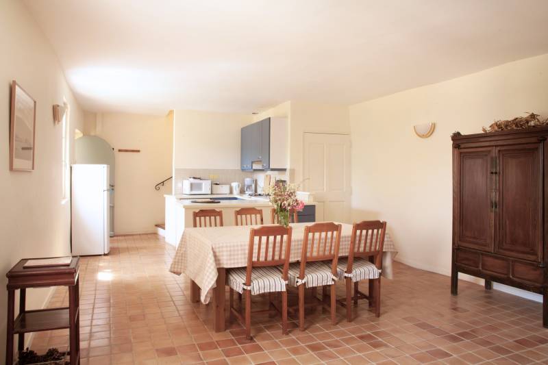À louer à Rustrel grande Bastide Provençale avec piscine jusqu’à 28 personnes pour des vacances natures et authentiques.