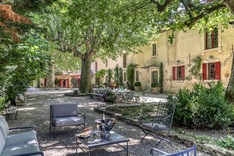 À louer proche de l’Isle sur la Sorgue, Mas superbement rénové avec prestations haut de gamme, 11 chambres, piscine et en bord de Sorgue.