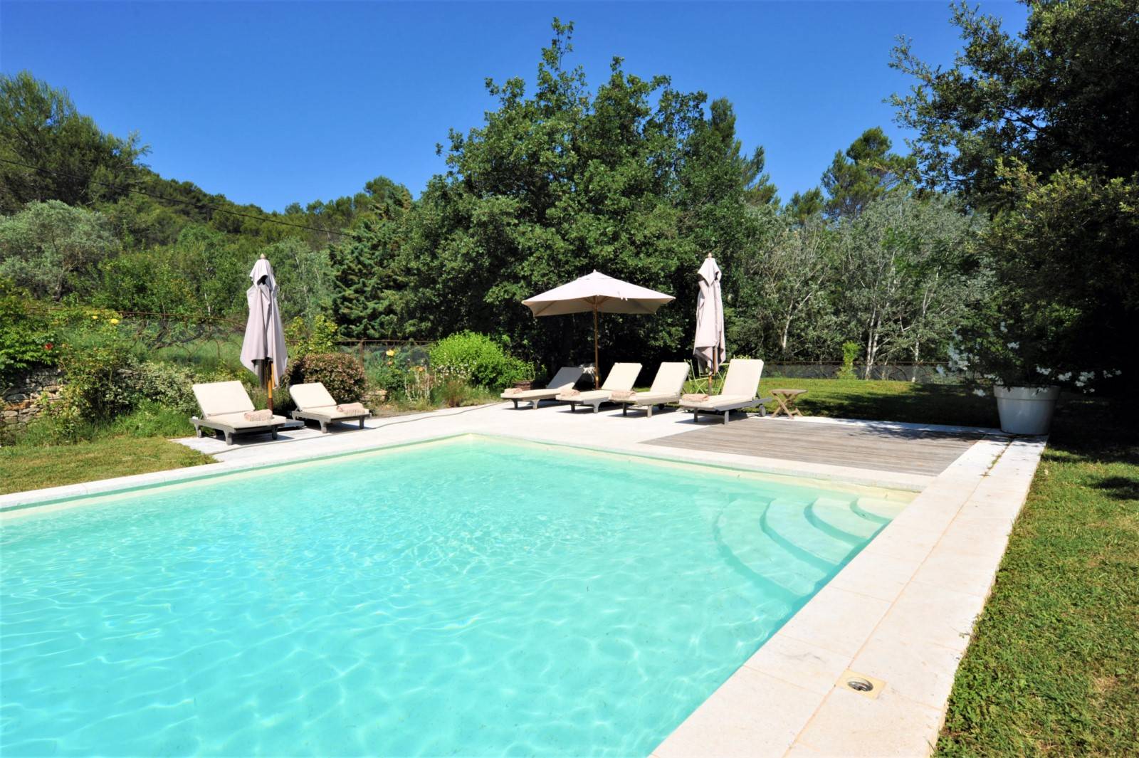 Location Mas traditionnel Provençal avec parc de 11 hectares, piscine et pool house    