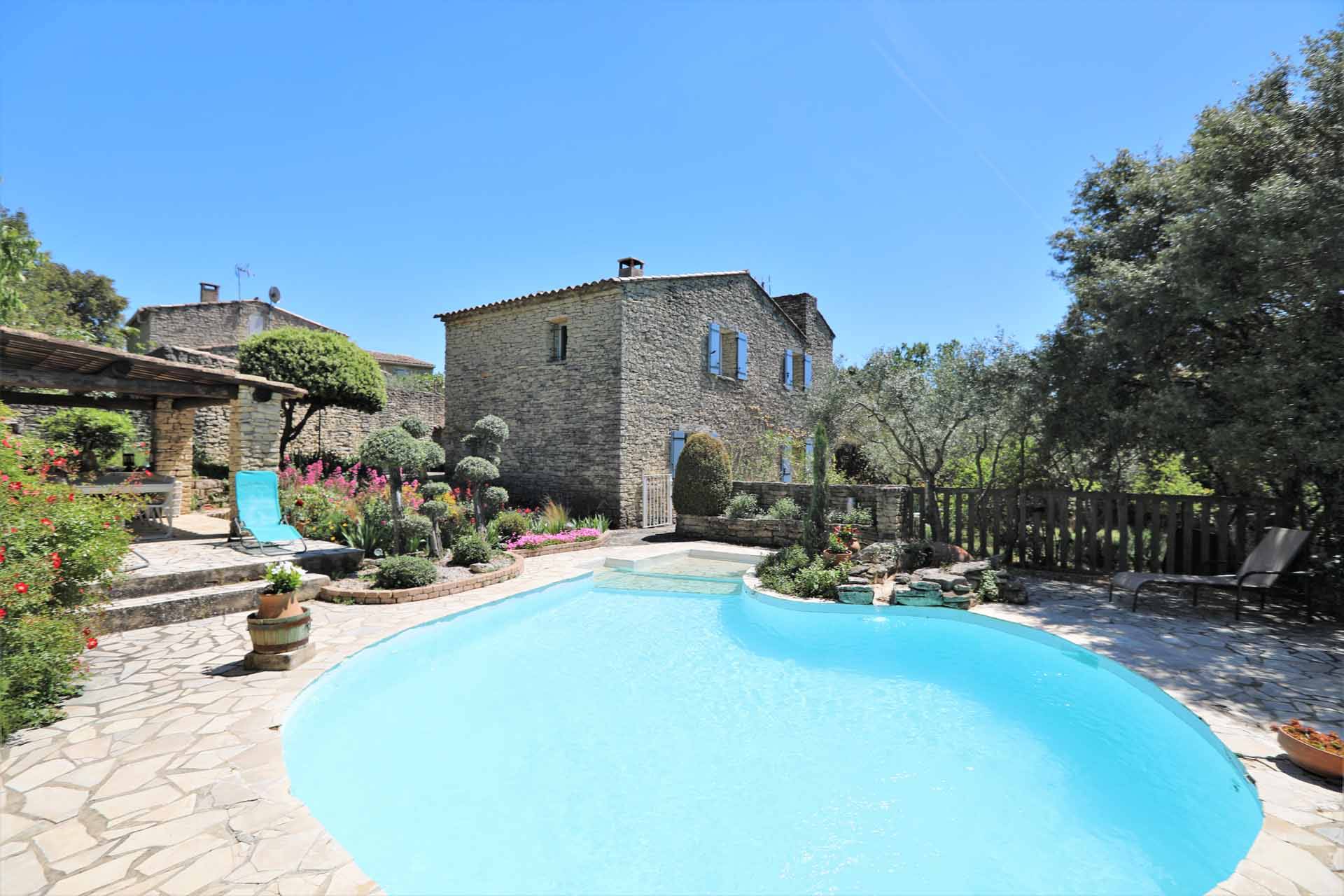 Maison avec jardin et piscine au cœur du village de Gordes   