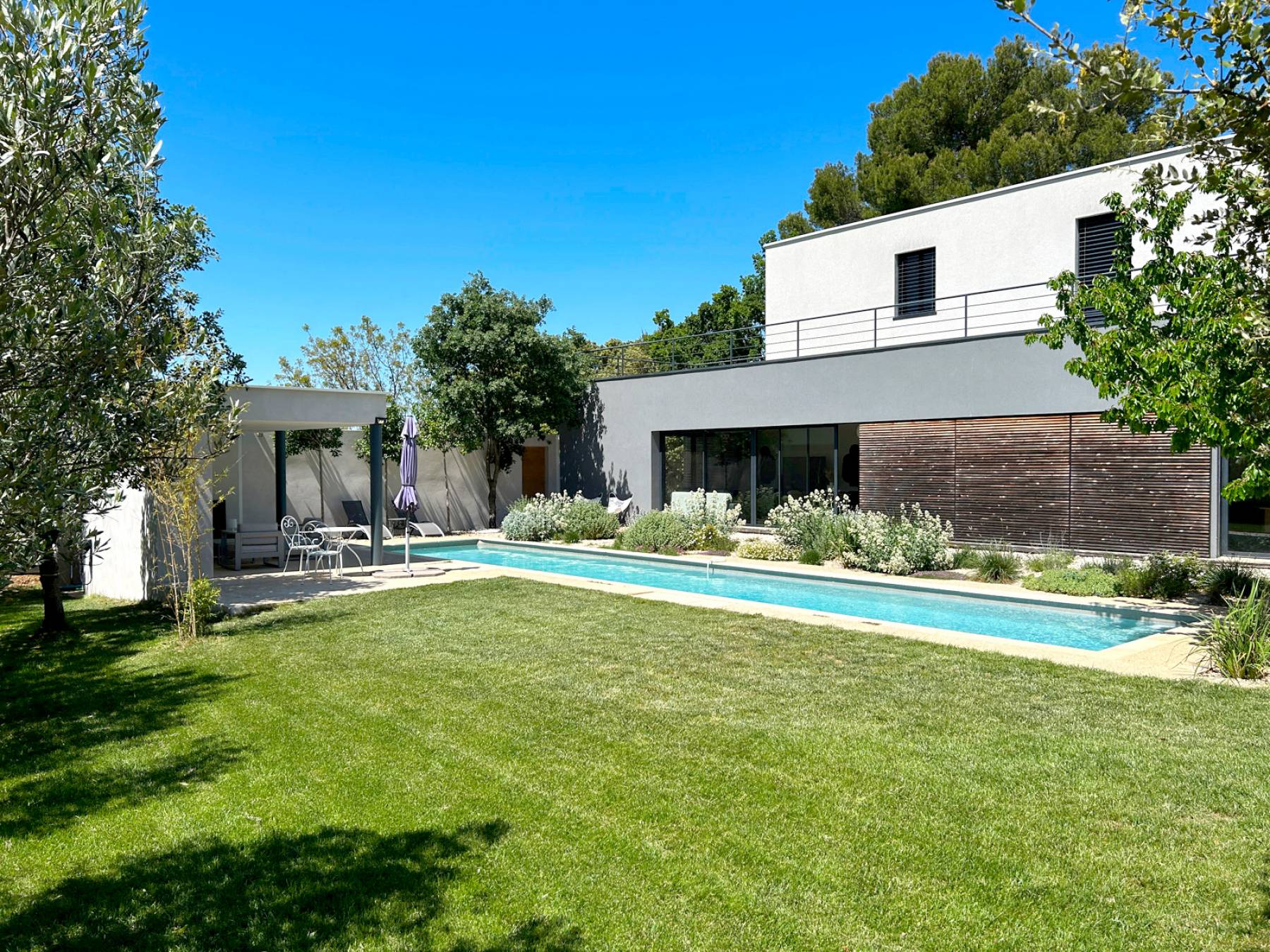 Location maison d’architecte ouverte sur la nature environnante avec vue   