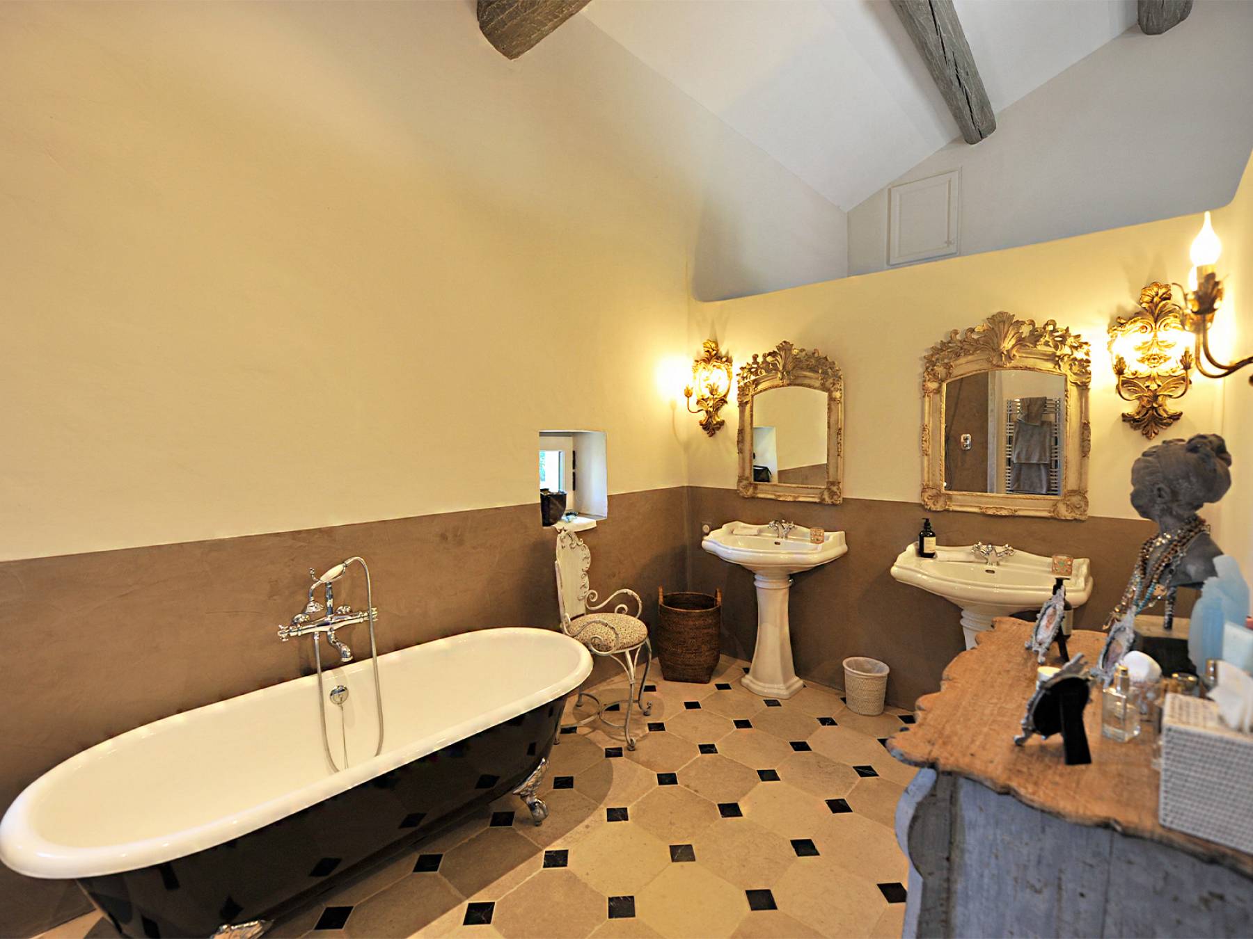 Location magnifique bastide XVIII° avec terrasse en calade et piscine chauffée   