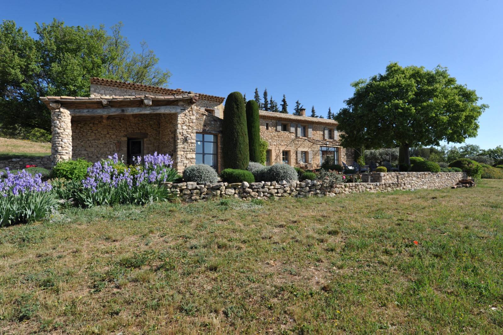 Location au cœur du Luberon, authentique Mas Provençal entouré de lavandes et oliviers    