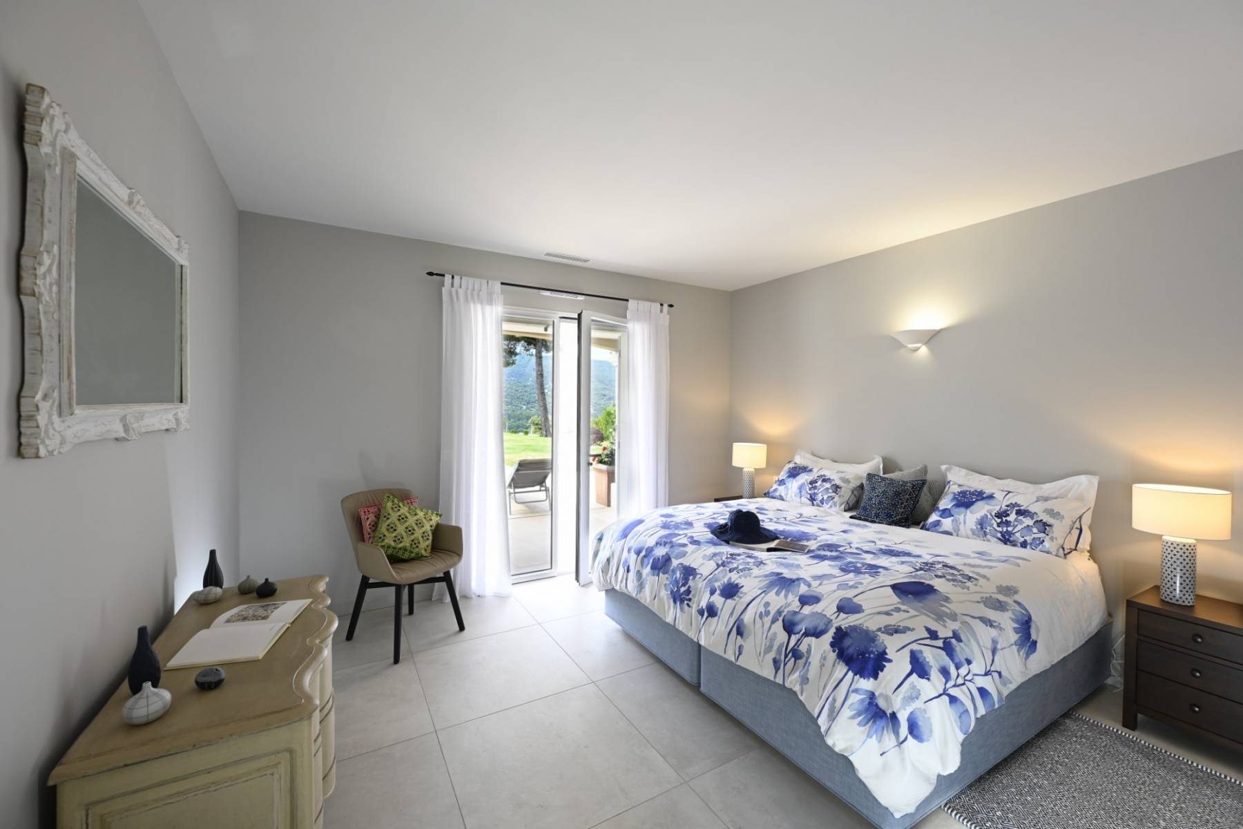 Location Ménerbes : propriété contemporaine en position dominante face au Luberon   