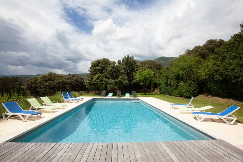 À louer à Rustrel grande Bastide Provençale avec piscine jusqu’à 28 personnes pour des vacances natures et authentiques.