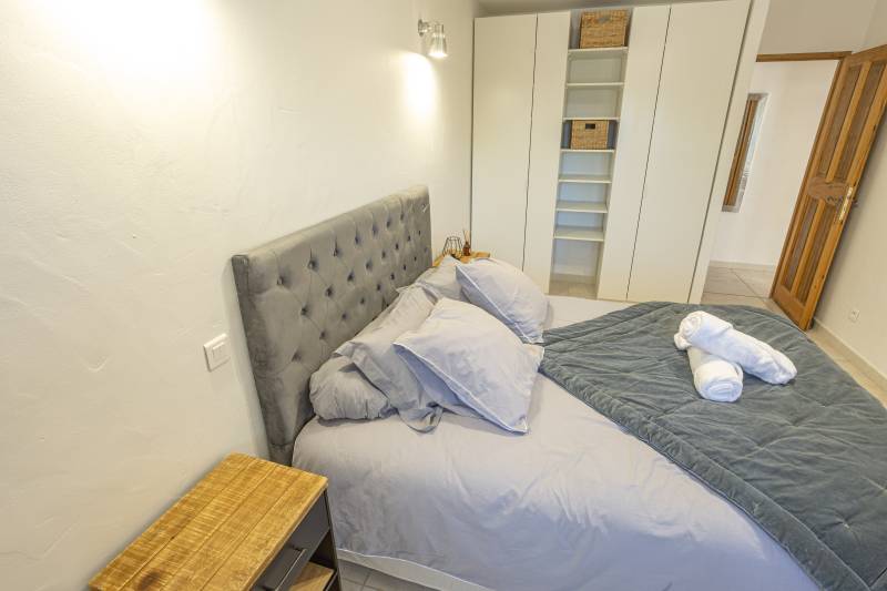 Pour vos vacances en Luberon, villa Provençale de cinq chambres avec piscine, jacuzzi et ping-pong pour 13 personnes.