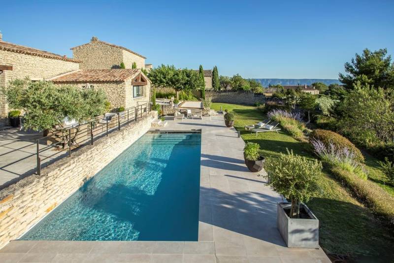 Charmante maison en pierres avec l'une des vues les plus époustouflante de Gordes, accès au village à pied.