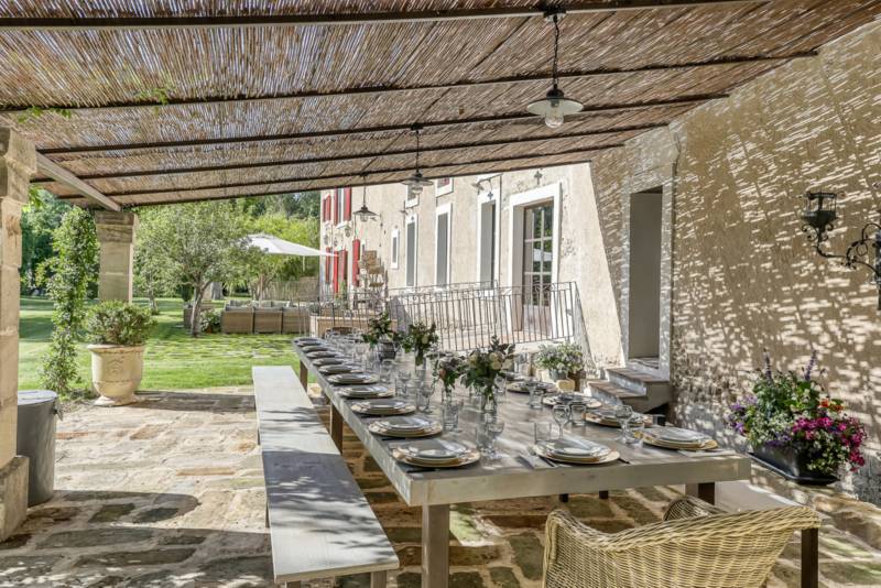 À louer proche de l’Isle sur la Sorgue, Mas superbement rénové avec prestations haut de gamme, 11 chambres, piscine et en bord de Sorgue.